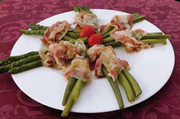 Mazzetti primavera di asparagi e di fagiolini gratinati con Pancetta Piacentina DOP