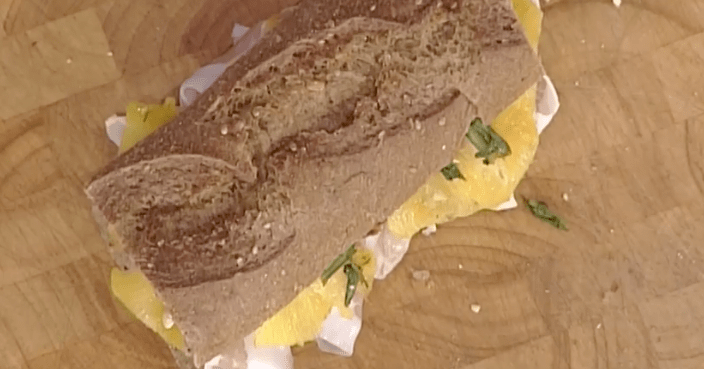 Daniele Reponi, panino con Pancetta Piacentina DOP, ananas scottato, cicoria saltata e anacardi tritati